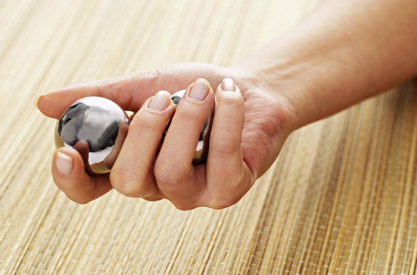 东方人,手,一个人,横图,俯视,室内,特写,白天,金属制品,亚洲,仅一个年轻女性,仅一个女性,仅一个人,握,金属,拿,拿着,黄种人,两个,保健球,手部,健身球,握着,单手,康复球,老年健身球,年轻女性,女人,女性,亚洲人,半身,彩图,高角度拍摄