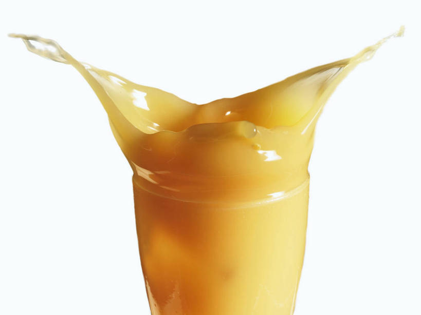 果汁,无人,横图,室内,特写,白天,白色背景,正面,水,餐桌,桌子,芒果,杯子,飞溅,溅,液体,水滴,饮品,一杯,芒果汁,玻璃制品,水珠,饮料,水杯,摄影,影棚,餐台,可口,喷洒,适口,玻璃杯,望果,蜜望,檬果,闷果,漭果,杧果,庵波罗果,彩图,影棚拍摄,拍摄