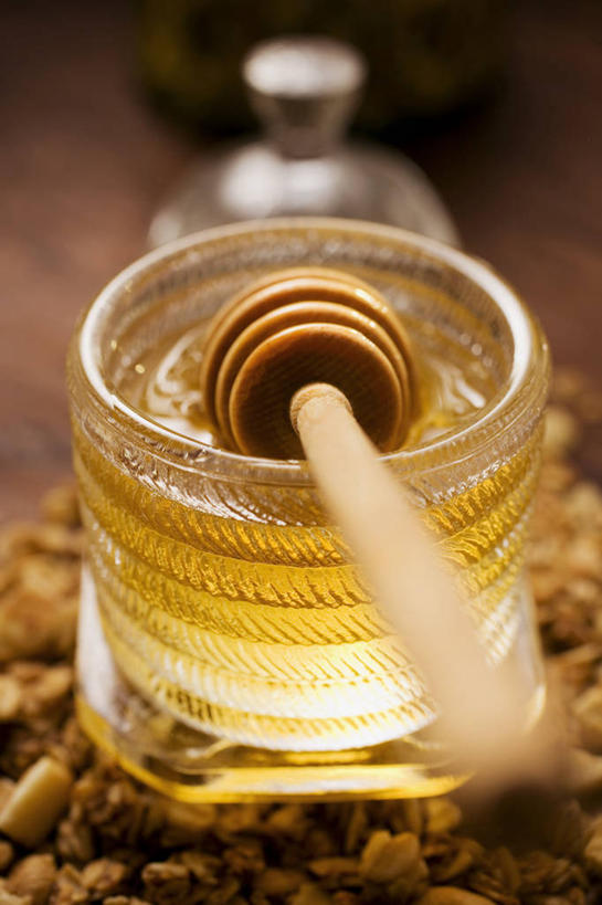 无人,竖图,俯视,室内,特写,白天,桌面,桌子,玻璃,朦胧,模糊,木制,玻璃制品,一个,玻璃瓶,木制品,瓶子,搅拌棒,摄影,影棚,单个,广口瓶,搅蜜棒,蜂蜜棒,彩图,高角度拍摄,影棚拍摄,拍摄