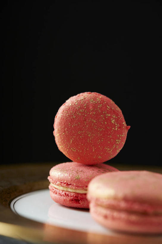 点心,无人,竖图,室内,特写,白天,正面,桌面,桌子,餐具,黑色背景,朦胧,模糊,木制,碟子,盘,食品,甜点,甜品,食物,糕点,三个,红色,盘子,木制品,碟,甜食,摄影,影棚,马卡龙,玛卡龙,杏仁小圆饼,彩图,影棚拍摄,拍摄