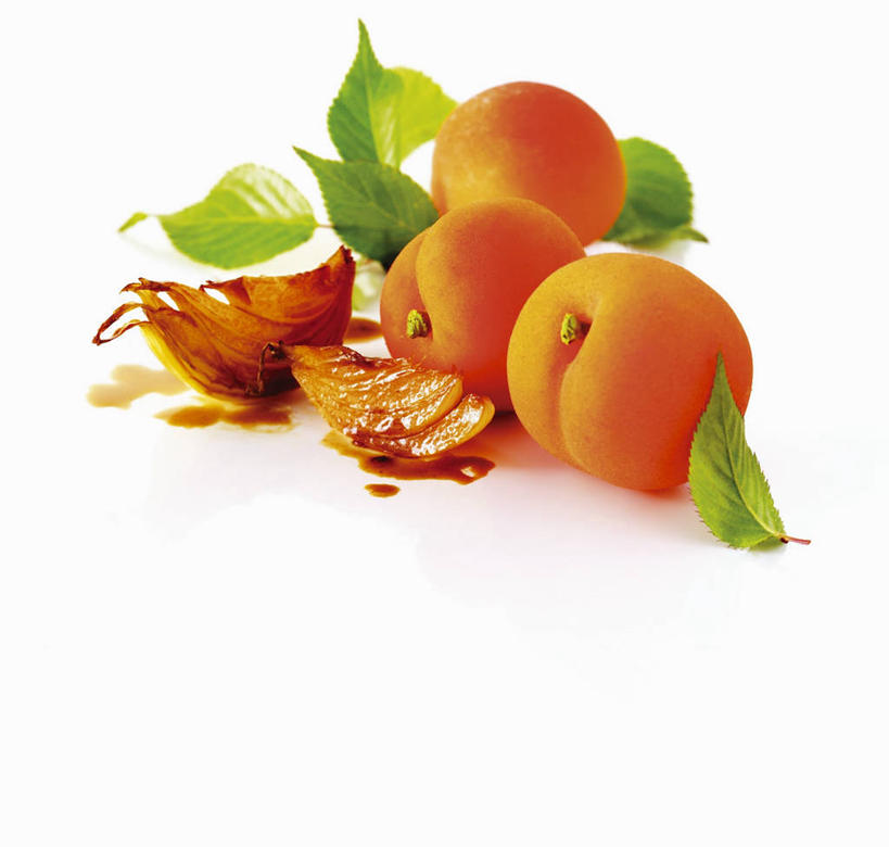 无人,横图,俯视,室内,特写,白天,白色背景,餐桌,桌子,杏,蔬菜,水果,叶子,许多,切开,新鲜,生食,食品,果实,绿叶,蔬果,食物,切,嫩叶,摄影,有机食品,绿色食品,影棚,餐台,剖面,杏果,切面,叶,叶片,杏子,彩图,高角度拍摄,影棚拍摄,拍摄