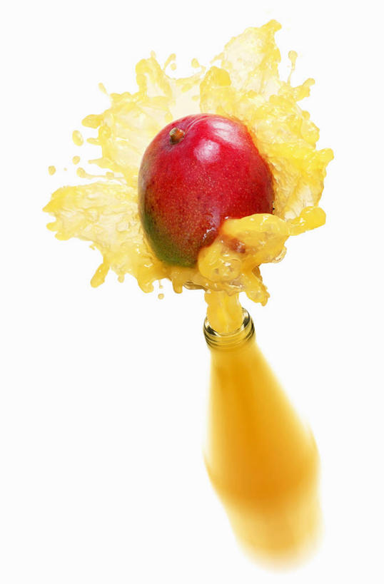 果汁,无人,竖图,俯视,室内,特写,白天,白色背景,水,餐桌,桌子,芒果,水果,飞溅,朦胧,模糊,新鲜,溅,罐子,液体,水滴,生食,食品,果实,饮品,芒果汁,玻璃制品,水珠,食物,饮料,一个,玻璃瓶,瓶子,橙色,摄影,有机食品,绿色食品,影棚,单个,餐台,一瓶,可口,喷洒,适口,望果,蜜望,檬果,闷果,漭果,杧果,庵波罗果,彩图,高角度拍摄,影棚拍摄,拍摄