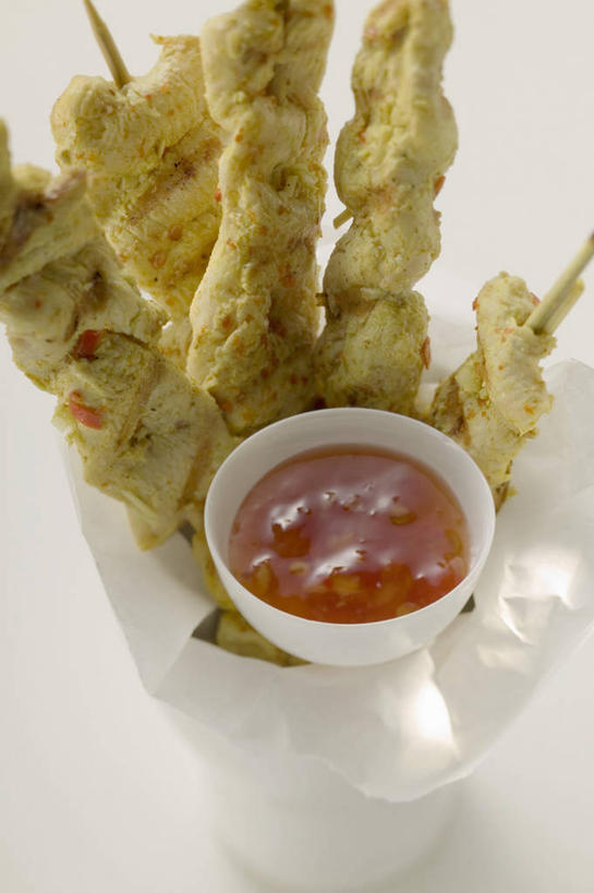 无人,竖图,俯视,室内,特写,白天,白色背景,烹饪,烧烤,餐桌,桌子,纸盒,陶瓷,调料,酱料,酱汁,肉,佐料,料理,食品,烤架,陶瓷制品,烤肉,调味品,调味料,酱,辣酱,菜肴,美食,肉类,盒子,食物,一个,包装盒,容器,碗,铁架,摄影,佳肴,影棚,单个,餐台,储藏,辣椒酱,储存,肉食,印度菜,印度料理,彩图,高角度拍摄,影棚拍摄,拍摄,东南亚菜,沙嗲,印尼爪哇菜,贮存