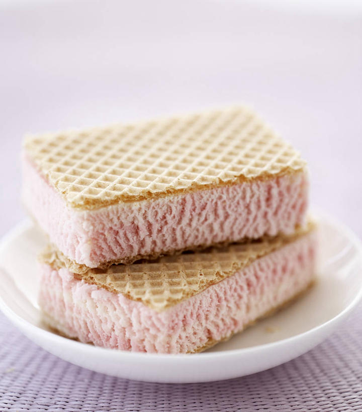 点心,无人,竖图,俯视,室内,特写,白天,白色背景,餐桌,桌子,餐具,朦胧,模糊,碟子,盘,食品,冰激凌,清凉,食物,盘子,碟,饼干,冷饮,零食,舒服,冰淇淋,摄影,影棚,餐台,解暑,解渴,雪糕,威化,舒爽,冰糕,消暑,威化饼,维夫饼,维夫饼干,彩图,高角度拍摄,影棚拍摄,拍摄