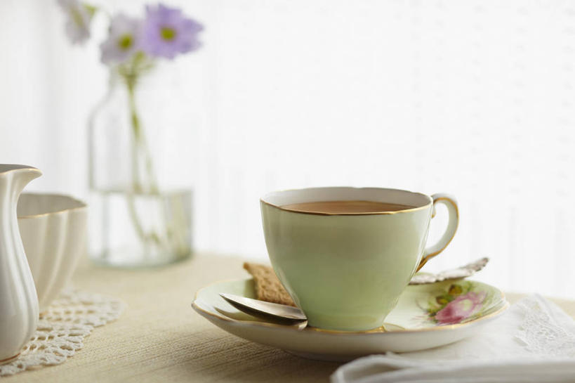 无人,横图,室内,特写,白天,白色背景,正面,幸福,餐桌,茶,桌子,杯子,餐具,花瓶,盛开,碟子,盘,陶瓷,红茶,茶叶,陶瓷制品,花蕾,娱乐,玻璃制品,花,花瓣,花朵,鲜花,盘子,玻璃瓶,瓶子,水杯,碟,花苞,花蕊,享受,休闲,温馨,放松,乐趣,摄影,影棚,餐台,提神,舒适,醒脑,茶杯,彩图,影棚拍摄,拍摄,泡沫红茶