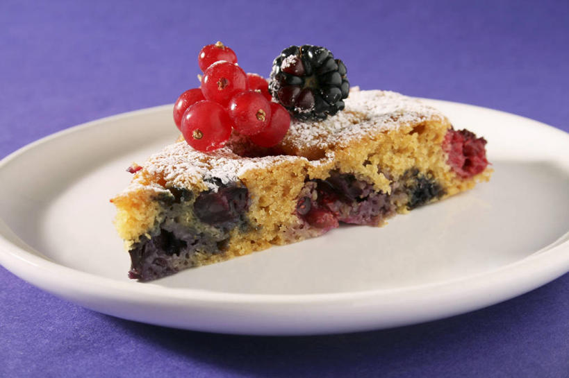 点心,无人,横图,俯视,室内,特写,白天,下午茶,浆果,黑莓,餐具,水果,一块,紫色背景,新鲜,碟子,盘,灯笼果,生食,食品,果实,食物,糕点,盘子,碟,摄影,有机食品,绿色食品,影棚,红醋栗,露莓,醋栗,彩图,高角度拍摄,影棚拍摄,拍摄,蛋糕