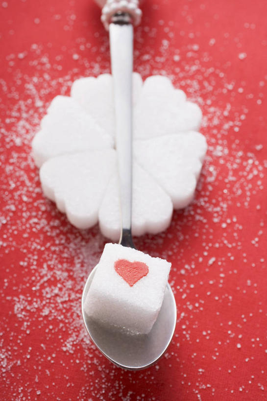 无人,竖图,俯视,室内,特写,白天,爱情,红色背景,爱心,勺子,调料,糖,调味品,浪漫,调味料,方糖,一个,调羹,汤匙,温暖,温馨,心形,恩爱,摄影,影棚,单个,和睦,半方糖,白方糖,心型,彩图,高角度拍摄,影棚拍摄,拍摄,融洽