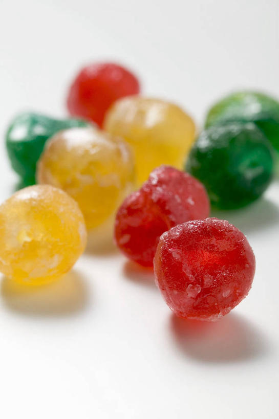 无人,竖图,俯视,室内,特写,白天,白色背景,餐桌,桌子,许多,朦胧,模糊,食品,食物,腌制,黄色,红色,绿色,甜食,摄影,蜜饯,影棚,餐台,果脯,彩图,高角度拍摄,影棚拍摄,拍摄