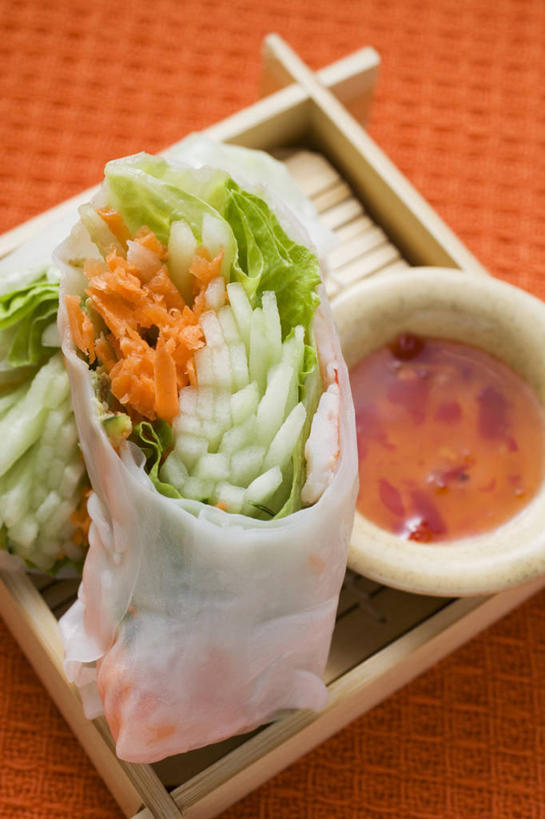 点心,无人,竖图,俯视,室内,特写,白天,烹饪,萝卜,胡萝卜,蔬菜,餐具,橙色背景,朦胧,模糊,新鲜,碟子,盘,陶瓷,调料,酱料,酱汁,佐料,料理,食品,陶瓷制品,调味品,调味料,酱,辣酱,春卷,菜肴,美食,食物,盘子,容器,碟,碗,摄影,佳肴,有机食品,绿色食品,影棚,储藏,辣椒酱,储存,薄饼,春饼,越菜,越南菜,越南料理,红萝卜,甘荀,彩图,高角度拍摄,影棚拍摄,拍摄,米皮,越南春卷,贮存