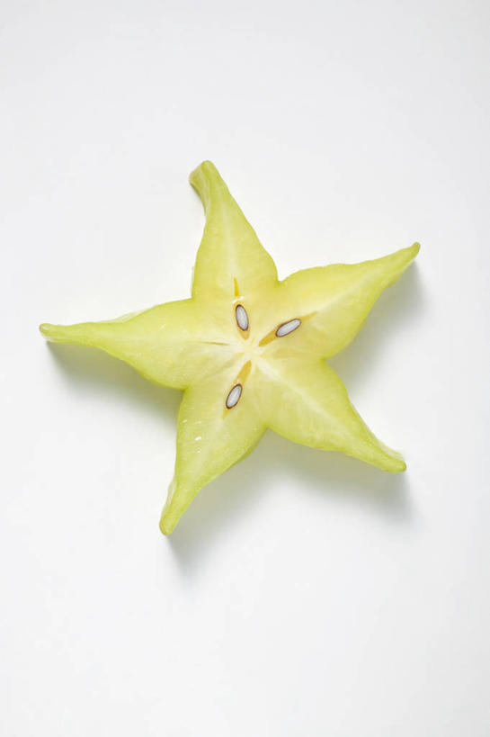 无人,竖图,俯视,室内,特写,白天,白色背景,餐桌,桌子,水果,一片,切开,新鲜,星星,生食,食品,果实,食物,黄色,杨桃,切,星形,摄影,有机食品,绿色食品,影棚,餐台,五敛子,三廉子,阳桃,洋桃,剖面,五角形,切面,五角星,彩图,高角度拍摄,影棚拍摄,拍摄