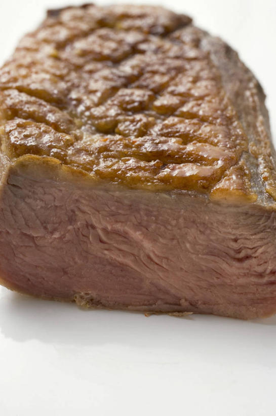 烤鸭,无人,竖图,俯视,室内,特写,白天,白色背景,餐桌,桌子,朦胧,模糊,肉,鸭肉,肉类,摄影,影棚,餐台,肉食,彩图,高角度拍摄,影棚拍摄,拍摄