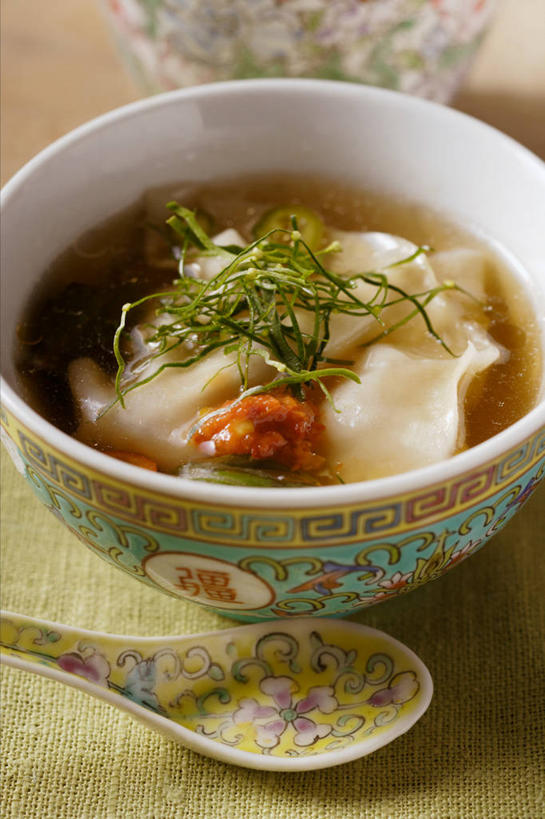 点心,馄饨,面食,无人,竖图,俯视,室内,特写,白天,桌面,桌子,朦胧,模糊,木制,布料,勺子,陶瓷,调料,酱料,酱汁,佐料,料理,食品,面点,陶瓷制品,调味品,调味料,布纹,酱,辣酱,美食,桌布,食物,餐巾,木制品,容器,调羹,台布,汤匙,碗,中式,储藏,辣椒酱,储存,柠檬叶,扁肉,彩图,高角度拍摄,黎檬,洋柠檬,馄饨汤,贮存