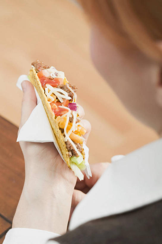 点心,奶酪,西方人,脸,头,脸颊,手,一个人,商务人士,商务女性,坐,竖图,俯视,室内,特写,白天,欧洲,欧洲人,仅一个年轻女性,仅一个女性,仅一个人,握,套装,朦胧,模糊,肉,干酪,起司,食品,芝士,营养,拿,拿着,文化,饼,小吃,肉类,肩膀,食物,糕点,甜食,手部,乳酪,握着,单手,乳制品,商务装,发酵,肉食,工薪阶层,玉米饼,年轻女性,女人,女性,白种人,头部,脸部,脸蛋,面部,白领,上班族,坐着,半身,彩图,高角度拍摄