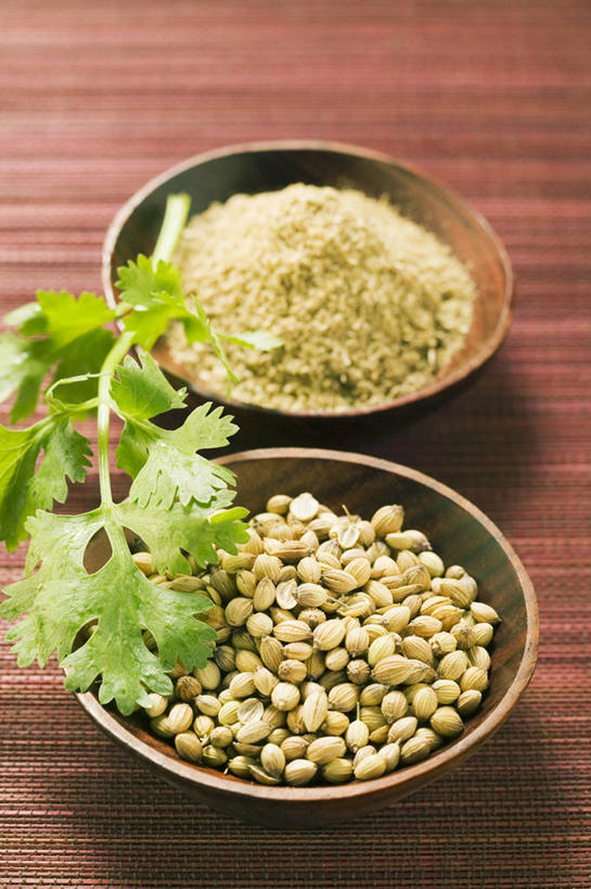 无人,竖图,俯视,室内,特写,白天,桌面,桌子,蔬菜,一堆,许多,阴影,堆叠,堆积,朦胧,模糊,新鲜,反射,木制,影子,陶瓷,香菜,食品,陶瓷制品,食物,两个,木制品,容器,碗,有机食品,绿色食品,储藏,堆,储存,胡荽籽,胡菜,香荽,原荽,园荽,芫荽,胡荽,莞荽,芫茜,芫蓿,莚葛草,莚荽菜,香菜籽,芫荽籽,须菜籽,彩图,高角度拍摄,贮存