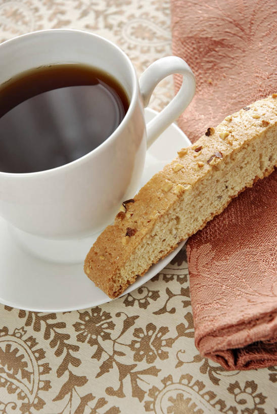 点心,咖啡,无人,竖图,俯视,室内,特写,白天,幸福,桌面,桌子,杯子,餐具,木制,布料,瓷器,碟子,盘,食品,甜点,咖啡杯,陶瓷制品,布纹,娱乐,桌布,食物,糕点,饮料,盘子,餐巾,木制品,碟,台布,饼干,甜食,零食,享受,休闲,温馨,放松,乐趣,提神,舒适,瓷杯,醒脑,软饮料,保洁方巾,口布,比斯考提,咖啡饼干,意式饼干,彩图,高角度拍摄