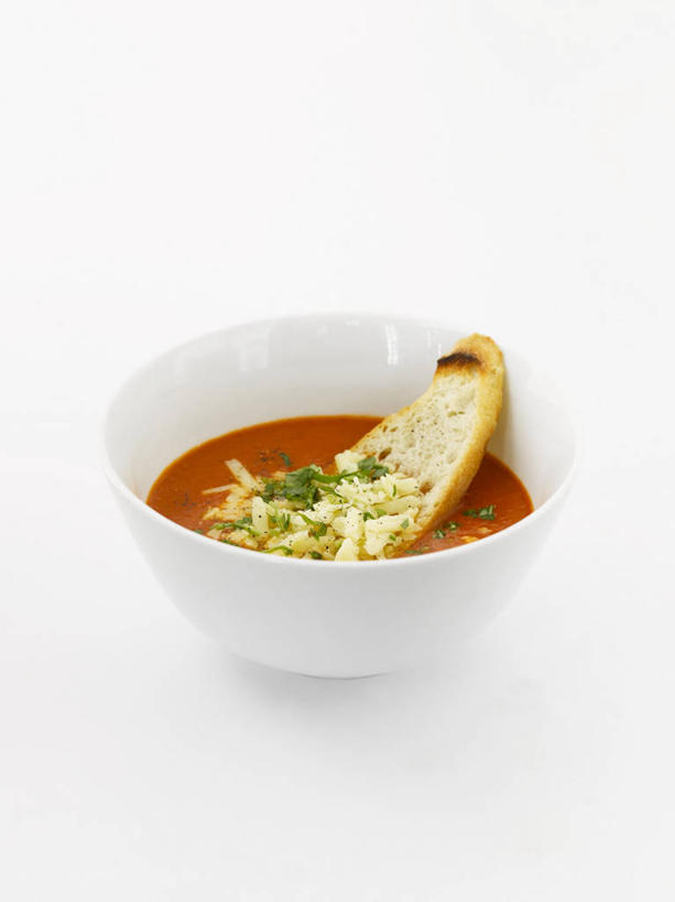 点心,面包,无人,竖图,俯视,室内,特写,白天,白色背景,烹饪,西餐,餐桌,桌子,陶瓷,料理,食品,面点,陶瓷制品,菜肴,美食,食物,糕点,一个,容器,碗,西式,摄影,佳肴,影棚,单个,餐台,储藏,储存,白面包,番茄汤,彩图,高角度拍摄,影棚拍摄,拍摄,贮存