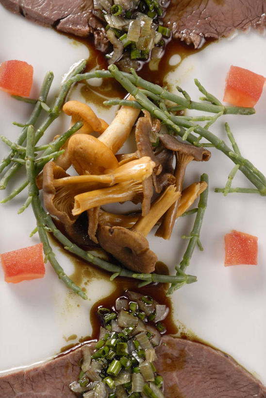 无人,竖图,俯视,室内,特写,白天,白色背景,烹饪,西餐,植物,餐桌,桌子,蔬菜,新鲜,菌菇,料理,食品,菌类,菜肴,美食,食物,绿色,自然,食用菌,西式,摄影,佳肴,有机食品,绿色食品,影棚,生长,成长,餐台,鸡油菌,杏黄菌,杏菌,海蓬子,彩图,高角度拍摄,影棚拍摄,拍摄