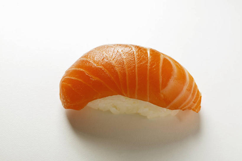 米饭,三文鱼,生鱼片,寿司,无人,横图,俯视,室内,特写,白天,白色背景,烹饪,餐桌,桌子,鲑鱼,阴影,反射,影子,肉,鱼肉,日本料理,鱼片,料理,食品,饭,菜肴,美食,肉类,食物,一个,日式料理,日式,橙色,摄影,佳肴,影棚,单个,餐台,大马哈鱼,五谷,手握寿司,醋饭,肉食,握寿司,押寿司,撒蒙鱼,萨门鱼,冰海之皇,鲑,马哈鱼,麻哈鱼,大麻哈鱼,沙西米,四喜饭,彩图,高角度拍摄,影棚拍摄,拍摄,刺身