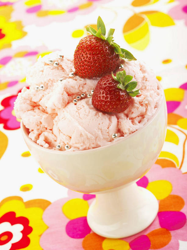 无人,竖图,俯视,室内,特写,白天,餐桌,桌子,草莓,浆果,水果,阴影,新鲜,反射,布料,影子,陶瓷,生食,食品,冰激凌,果实,陶瓷制品,清凉,布纹,桌布,食物,一个,红色,餐巾,容器,台布,碗,冷饮,舒服,冰淇淋,草莓冰激凌,有机食品,绿色食品,单个,餐台,储藏,解暑,储存,解渴,雪糕,舒爽,冰糕,消暑,洋莓,水果皇后,红莓,地莓,彩图,高角度拍摄,贮存