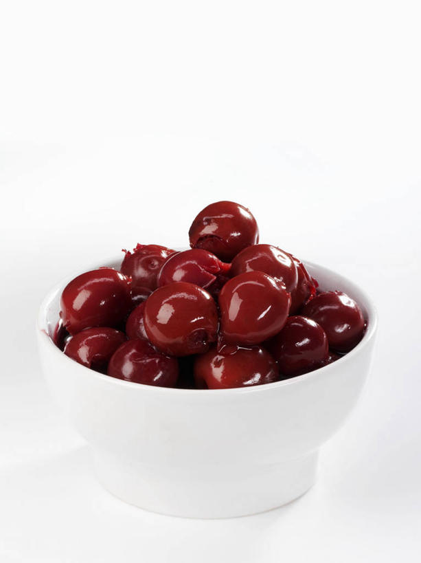 无人,竖图,俯视,室内,特写,白天,白色背景,餐桌,桌子,樱桃,水果,一堆,许多,阴影,堆叠,堆积,新鲜,反射,影子,陶瓷,生食,食品,果实,陶瓷制品,很多,食物,一个,红色,容器,碗,摄影,有机食品,绿色食品,影棚,单个,餐台,储藏,堆,储存,樱珠,莺桃,英桃,楔桃,牛桃,荆桃,彩图,高角度拍摄,影棚拍摄,拍摄,欧洲酸樱桃,酸樱桃,贮存