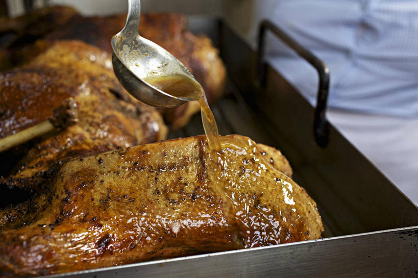 无人,横图,俯视,室内,特写,白天,烹饪,中餐,餐桌,桌子,餐具,金属制品,阴影,反射,金属,碟子,烤盘,盘,影子,勺子,调料,酱料,酱汁,肉,佐料,料理,食品,调味品,调味料,酱,菜肴,美食,肉类,烧鹅,食物,两个,盘子,调羹,碟,汤匙,中式,佳肴,餐台,肉食,广东菜,粤菜,彩图,高角度拍摄,鹅肉