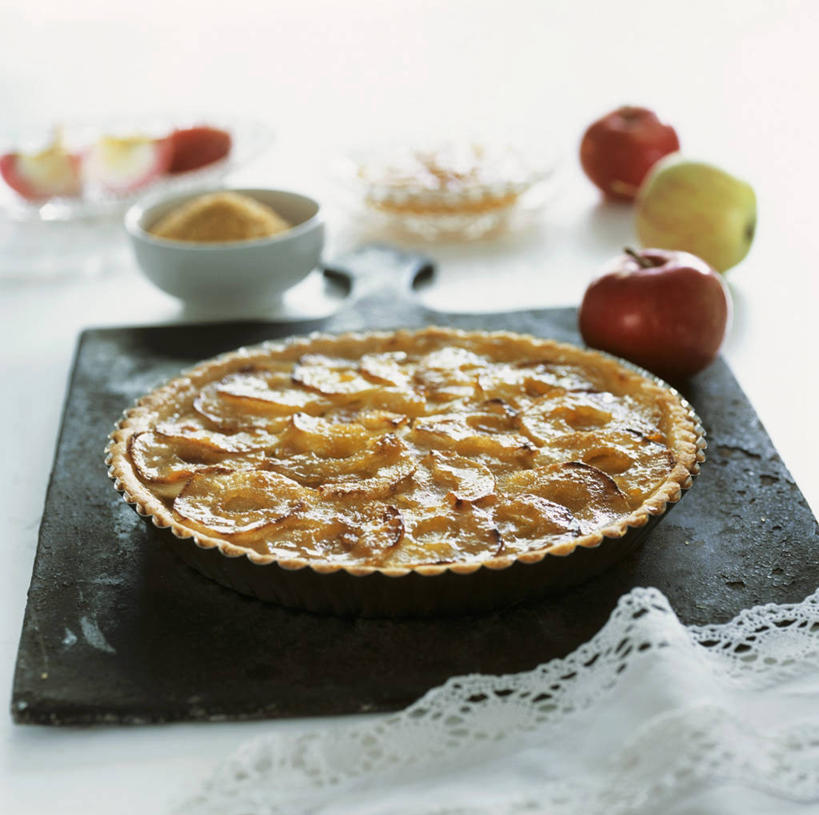 点心,无人,横图,俯视,室内,特写,白天,下午茶,餐桌,桌子,苹果,餐具,水果,玻璃,许多,阴影,新鲜,反射,碟子,盘,影子,陶瓷,生食,食品,果实,陶瓷制品,很多,蛋挞,玻璃制品,食物,糕点,盘子,容器,碟,碗,有机食品,绿色食品,餐台,储藏,储存,蛋塔,彩图,高角度拍摄,苹果蛋挞,贮存