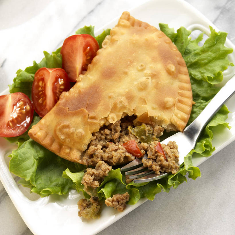 点心,无人,方图,俯视,室内,特写,白天,白色背景,餐桌,桌子,蔬菜,西红柿,小番茄,餐具,切开,阴影,新鲜,反射,叉子,碟子,盘,影子,生菜,莴苣,肉,食品,面点,馅饼,猪肉,肉类,食物,糕点,两个,红色,绿色,盘子,碟,切,摄影,有机食品,绿色食品,影棚,餐台,剖面,肉食,餐叉,切面,豚肉,春菜,鹅仔菜,莴仔菜,千金菜,叶用莴苣,小西红柿,樱桃小番茄,珍珠小番茄,进餐用具,樱桃番茄,圣女果,番茄,彩图,高角度拍摄,影棚拍摄,拍摄,猪肉馅饼