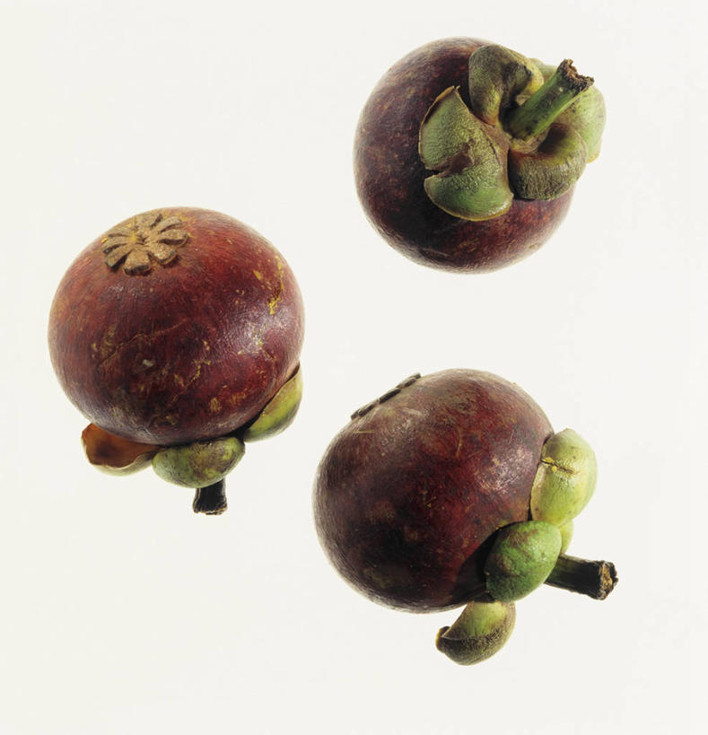 无人,竖图,俯视,室内,特写,白天,白色背景,餐桌,桌子,水果,阴影,新鲜,反射,影子,生食,食品,果实,食物,三个,紫色,摄影,有机食品,绿色食品,影棚,餐台,山竹果,山竹,莽吉柿,山竹子,山竺,彩图,高角度拍摄,影棚拍摄,拍摄