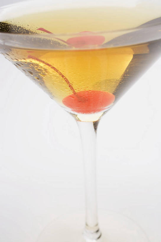 无人,竖图,室内,特写,白天,白色背景,正面,餐桌,桌子,樱桃,杯子,水果,阴影,新鲜,反射,高脚杯,影子,曼哈顿,生食,食品,果实,酒类,一杯,文化,玻璃制品,酒,食物,饮料,一个,红色,酒杯,鸡尾酒,调酒,摄影,有机食品,绿色食品,影棚,单个,餐台,创造,想象,鸡尾酒杯,玻璃杯,樱珠,莺桃,英桃,楔桃,牛桃,荆桃,彩图,影棚拍摄,拍摄,曼哈顿鸡尾酒