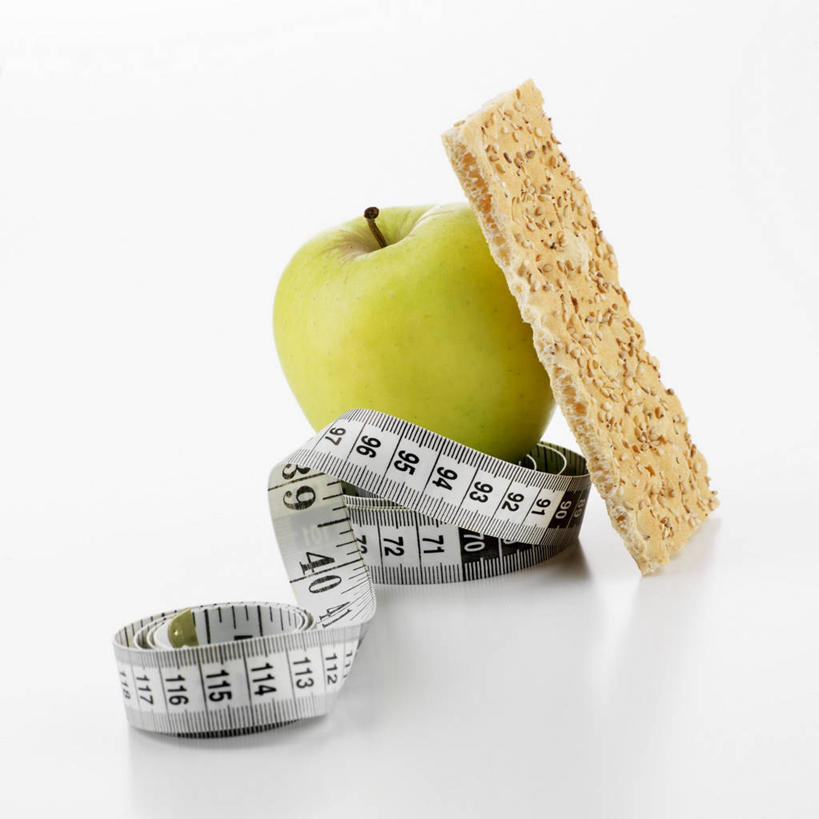 点心,无人,方图,俯视,室内,特写,白天,白色背景,餐桌,桌子,苹果,水果,阴影,新鲜,反射,测量,皮尺,影子,刻度,生食,食品,果实,食物,一个,尺,饼干,零食,保养,保健,摄影,有机食品,绿色食品,影棚,单个,餐台,测量工具,尺子,减肥,腰围尺,瘦身,量具,量仪,塑料卷尺,彩图,高角度拍摄,影棚拍摄,拍摄,黑麦薄脆饼