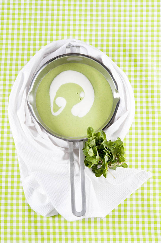 点心,无人,竖图,俯视,室内,特写,白天,烹饪,西餐,餐桌,桌子,厨具,金属制品,阴影,反射,金属,布料,方格,格子,锅子,影子,豌豆,汤,料理,食品,甜点,甜品,布纹,锅,菜肴,美食,桌布,食物,糕点,餐巾,台布,甜食,奶油,西式,佳肴,餐台,锅具,乳制品,烹饪用具,激凌,克林姆,淇淋,羹汤,烹调用具,烹调,彩图,高角度拍摄,豌豆汤