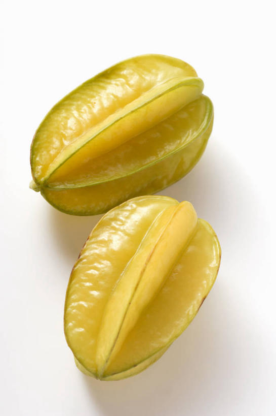 无人,竖图,俯视,室内,特写,白天,白色背景,餐桌,桌子,水果,阴影,新鲜,反射,影子,生食,食品,果实,食物,两个,绿色,杨桃,摄影,有机食品,绿色食品,影棚,餐台,五敛子,三廉子,阳桃,洋桃,彩图,高角度拍摄,影棚拍摄,拍摄