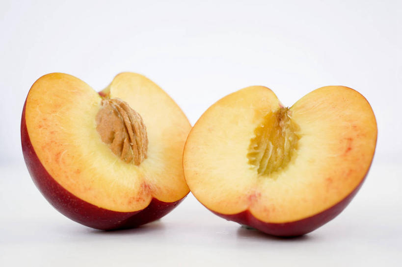 无人,横图,室内,特写,白天,白色背景,正面,餐桌,桌子,桃子,水果,阴影,新鲜,反射,影子,生食,食品,果实,油桃,食物,两个,摄影,有机食品,绿色食品,影棚,餐台,横截面,剖面,肺果,李光桃,截面,截面图形,彩图,影棚拍摄,拍摄