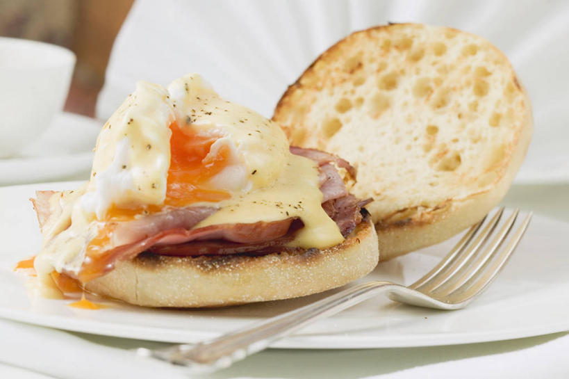 点心,面包,无人,横图,俯视,室内,特写,白天,早餐,餐桌,桌子,餐具,金属制品,一把,阴影,朦胧,模糊,反射,金属,布料,叉子,碟子,盘,影子,蛋,调料,鸡蛋,酱料,酱汁,佐料,美乃滋,面点,调味品,调味料,布纹,酱,桌布,糕点,盘子,餐巾,碟,台布,餐台,蛋黄酱,餐叉,卵,蛋黄沙拉酱,调味油,进餐用具,彩图,高角度拍摄,早饭,荷兰酱,荷兰酸辣酱