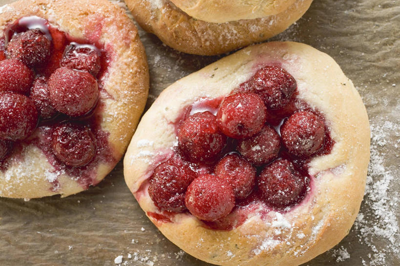 点心,面包,无人,横图,俯视,室内,特写,白天,餐桌,桌子,樱桃,水果,一堆,许多,阴影,堆叠,堆积,新鲜,反射,粉末,影子,调料,生食,食品,糖,面点,果实,调味品,调味料,食物,糕点,三个,红色,果酱,粉,有机食品,绿色食品,餐台,堆,糖粉,樱桃酱,粉状,粉剂,果子酱,樱珠,莺桃,英桃,楔桃,牛桃,荆桃,彩图,高角度拍摄,糖类