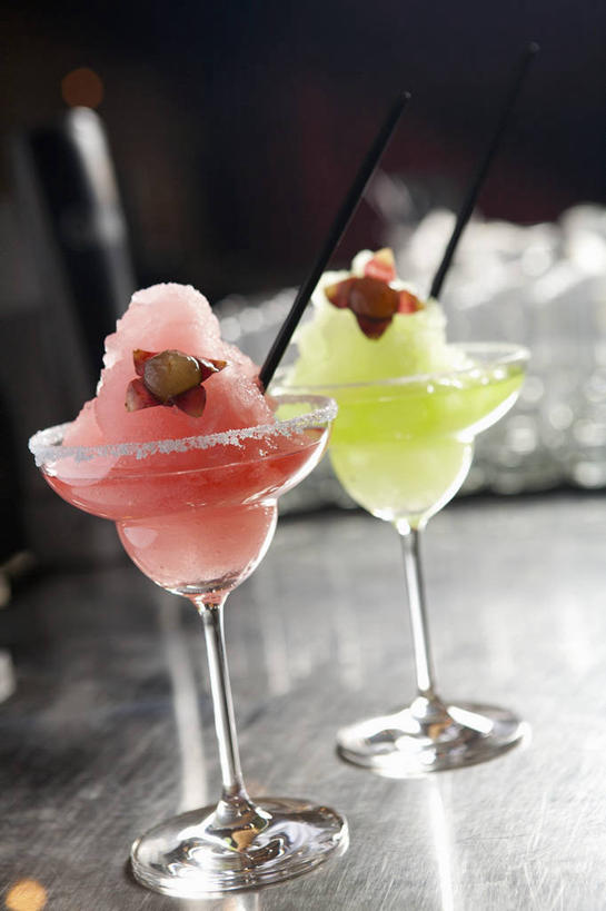 无人,竖图,俯视,室内,特写,白天,餐桌,桌子,草莓,浆果,猕猴桃,杯子,水果,阴影,朦胧,模糊,新鲜,反射,高脚杯,影子,塑料,生食,食品,果实,玛格丽特,酒类,两杯,文化,玻璃制品,酒,食物,饮料,酒杯,塑料制品,吸管,鸡尾酒,调酒,有机食品,绿色食品,餐台,创造,空心,想象,饮管,鸡尾酒杯,特其拉日出,特其拉日出鸡尾酒,玻璃杯,洋莓,水果皇后,奇异果,猕猴梨,红莓,地莓,彩图,高角度拍摄,玛格丽特鸡尾酒,圆柱状