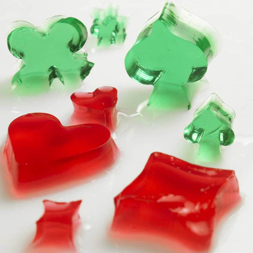 点心,无人,方图,俯视,室内,特写,白天,白色背景,爱情,桌面,桌子,阴影,爱心,反射,木制,方块,影子,食品,甜点,甜品,梅花,浪漫,食物,红色,绿色,木制品,果冻,甜食,零食,温暖,温馨,心形,恩爱,摄影,影棚,和睦,啫喱,草花,红心,心型,彩图,高角度拍摄,影棚拍摄,拍摄,融洽