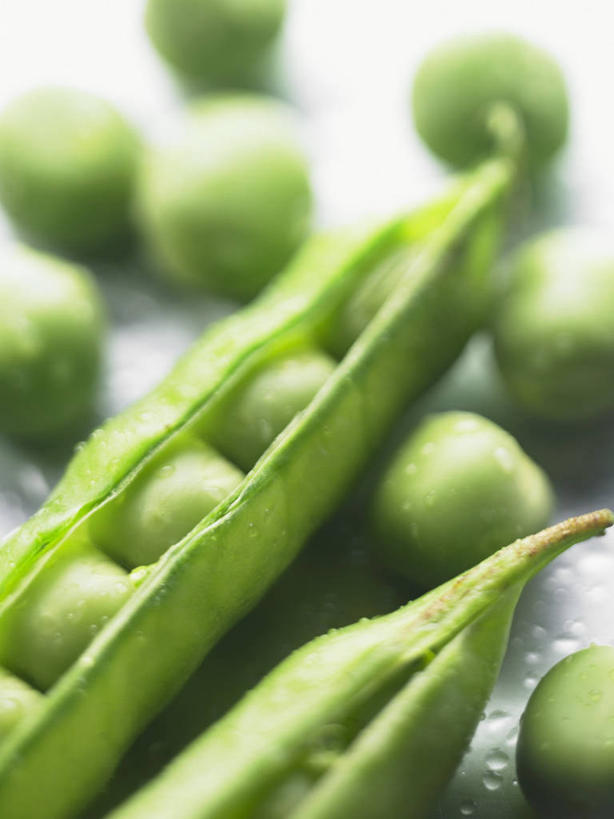 无人,竖图,俯视,室内,特写,白天,植物,桌面,桌子,一堆,许多,阴影,堆叠,堆积,朦胧,模糊,反射,木制,影子,豆类,豆子,豌豆,荷兰豆,木制品,堆,雪豆,豆科,寒豆,毕豆,麻累,国豆,小寒豆,麦豌豆,彩图,高角度拍摄