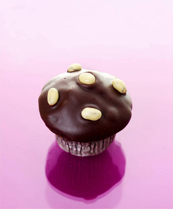 点心,无人,竖图,俯视,室内,特写,白天,下午茶,桌面,桌子,阴影,紫色背景,朦胧,模糊,反射,木制,影子,食品,松饼,食物,糕点,一个,木制品,摄影,影棚,单个,纸托,玛芬蛋糕,蛋糕托,蛋糕托纸,蛋糕纸托,彩图,高角度拍摄,影棚拍摄,拍摄,巧克力松饼