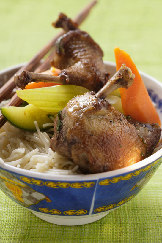 米饭,无人,竖图,俯视,室内,特写,白天,烹饪,中餐,桌面,桌子,萝卜,胡萝卜,黄瓜,蔬菜,绿色背景,阴影,朦胧,模糊,新鲜,反射,木制,影子,陶瓷,肉,料理,食品,陶瓷制品,饭,菜肴,美食,肉类,食物,一个,木制品,容器,碗,中式,摄影,佳肴,有机食品,绿色食品,影棚,单个,储藏,五谷,储存,肉食,鸽子肉,烤乳鸽,青瓜,胡瓜,红萝卜,甘荀,彩图,高角度拍摄,影棚拍摄,拍摄,乳鸽,贮存