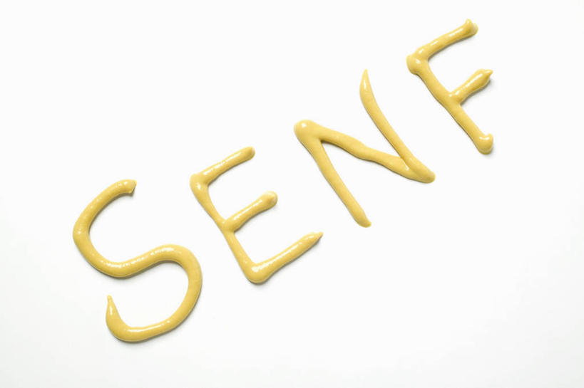 芥末,无人,横图,俯视,室内,特写,白天,白色背景,桌面,桌子,一排,阴影,整齐,反射,木制,英文,标志,文字,影子,字符,字母,调料,酱料,酱汁,佐料,调味品,调味料,标识,酱,排列,黄色,木制品,摄影,影棚,英文字母,队列,芥末酱,彩图,高角度拍摄,影棚拍摄,拍摄,芥辣,芥辣酱,美式芥末,美式芥末酱