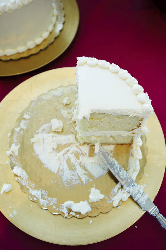 点心,无人,竖图,俯视,室内,特写,白天,下午茶,桌面,桌子,餐具,一把,阴影,红色背景,反射,木制,碟子,工具,盘,影子,食品,刀具,食物,糕点,盘子,木制品,碟,刀,奶油蛋糕,摄影,影棚,餐刀,磅蛋糕,彩图,高角度拍摄,影棚拍摄,拍摄,蛋糕