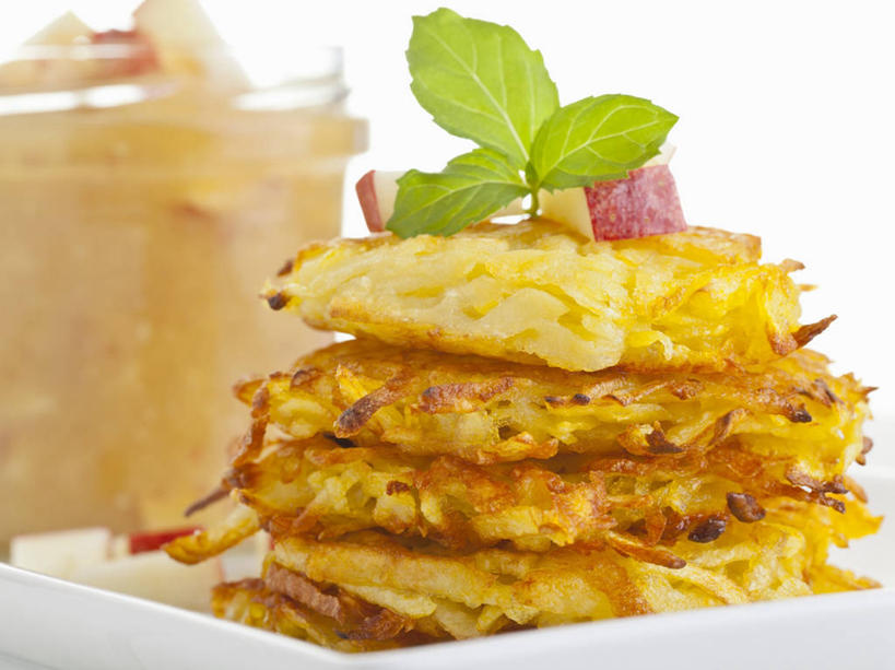 点心,煎饼,无人,横图,室内,特写,白天,白色背景,正面,桌面,桌子,餐具,玻璃,阴影,反射,木制,碟子,盘,影子,薄荷,食品,银丹草,文化,饼,小吃,玻璃制品,食物,糕点,盘子,玻璃瓶,木制品,瓶子,碟,果酱,摄影,影棚,土豆饼,广口瓶,苹果酱,果子酱,斑叶凤梨薄荷,苹果薄荷,夜息香,彩图,影棚拍摄,拍摄,马铃薯煎饼,土豆煎饼