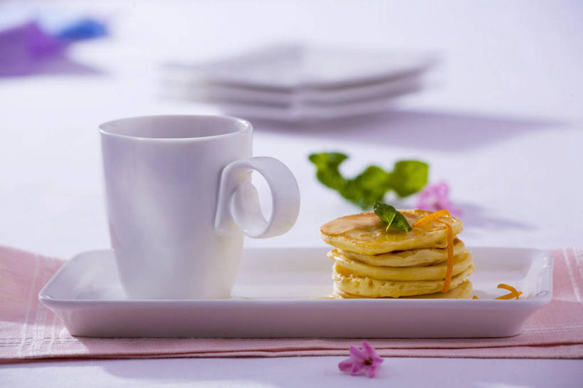 点心,煎饼,无人,横图,俯视,室内,特写,白天,桌面,桌子,杯子,餐具,阴影,灰色背景,朦胧,模糊,反射,粘稠,木制,瓷器,碟子,盘,影子,调料,食品,糖,咖啡杯,陶瓷制品,调味品,调味料,文化,小吃,食物,糕点,盘子,餐巾,木制品,碟,甜食,摄影,影棚,糖浆,瓷杯,薄煎饼,黏稠,浓厚,俄式薄煎饼,保洁方巾,口布,彩图,高角度拍摄,影棚拍摄,拍摄