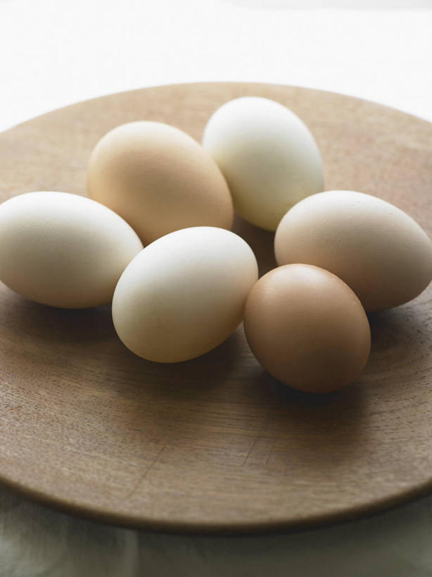 无人,竖图,俯视,室内,特写,白天,白色背景,桌面,桌子,许多,阴影,反射,影子,大理石,蛋,鸡蛋,案板,砧板,摄影,影棚,卵,大理石制品,彩图,高角度拍摄,影棚拍摄,拍摄