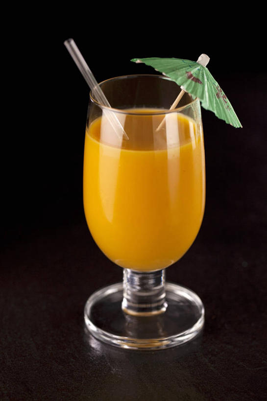 无人,竖图,俯视,室内,特写,白天,桌面,桌子,杯子,阴影,黑色背景,装饰,反射,木制,高脚杯,伞,影子,纸伞,冰,酒类,一杯,清凉,文化,冷冻,玻璃制品,酒,饮料,酒杯,木制品,冷饮,鸡尾酒,舒服,搅拌棒,寒冷,调酒,摄影,影棚,刨冰,冷藏,沙冰,华丽,修饰,解暑,点缀,创造,解渴,想象,小伞,舒爽,衬托,美观,雅致,雅观,消暑,保鲜,鸡尾酒杯,鸡尾酒伞,酒杯伞,伞签,玻璃杯,彩图,高角度拍摄,影棚拍摄,拍摄