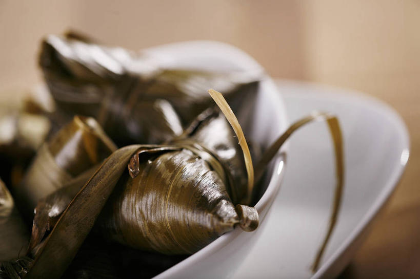 无人,横图,俯视,室内,特写,白天,桌面,桌子,餐具,叶子,端午节,阴影,节日,朦胧,模糊,庆祝,反射,木制,碟子,盘,影子,陶瓷,粽叶,绿叶,陶瓷制品,粽子,文化,一个,盘子,木制品,容器,碟,碗,庆典,嫩叶,单个,纪念,储藏,储存,箬叶,芦苇叶,角黍,筒粽,叶,叶片,彩图,高角度拍摄,贮存