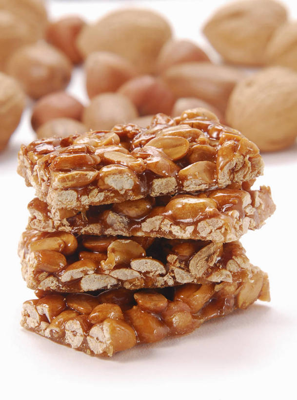 无人,竖图,俯视,室内,特写,白天,白色背景,植物,桌面,桌子,杏仁,豆,花生,阴影,反射,木制,影子,豆类,豆子,食品,糖,糖果,坚果,甜点,甜品,食物,木制品,甜食,摄影,长生果,影棚,花生仁,硬糖,豆科,花生糖,落花生,落生,杏子,杏梅仁,杏核仁,木落子,苦杏仁,花生米,花生豆,彩图,高角度拍摄,影棚拍摄,拍摄