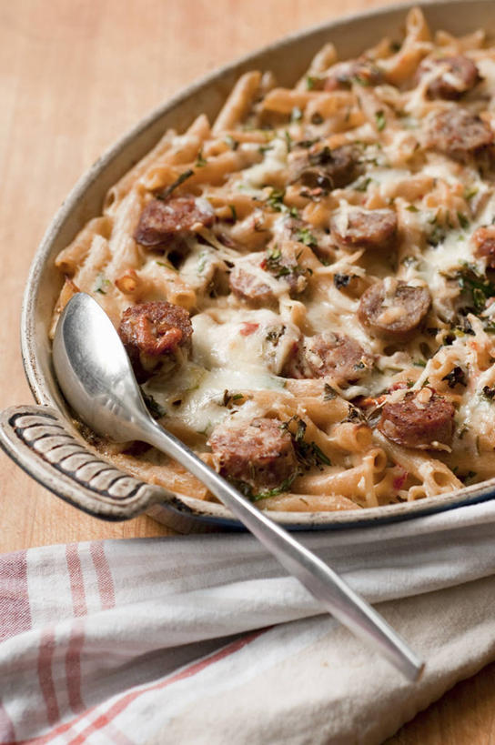 面食,面条,奶酪,意大利面,无人,竖图,俯视,室内,特写,白天,烹饪,西餐,桌面,桌子,蔬菜,西红柿,厨具,金属制品,阴影,新鲜,反射,金属,木制,锅子,影子,面,肉,香肠,干酪,起司,料理,食品,腊肠,芝士,营养,番茄干,锅铲,锅,猪肉,肉类,食物,一个,木制品,乳酪,西式,有机食品,绿色食品,单个,煎锅,锅具,乳制品,发酵,肉食,烹饪用具,豚肉,烹调用具,番茄,烹调,彩图,高角度拍摄,日晒番茄干