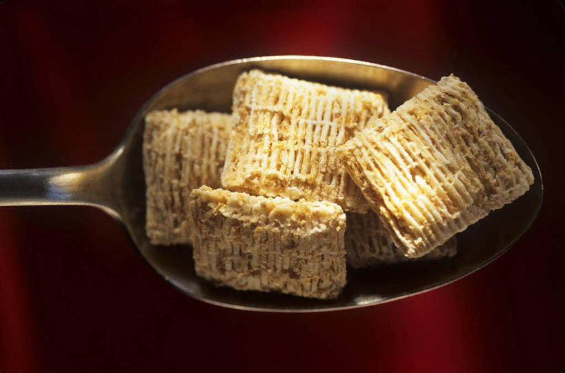 点心,无人,横图,俯视,室内,特写,白天,桌面,桌子,金属制品,一堆,阴影,堆叠,堆积,反射,金属,木制,影子,勺子,食品,食物,木制品,调羹,汤匙,饼干,零食,堆,彩图,高角度拍摄,燕麦饼